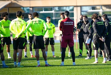 Derbi andaluz entre compañeros de viaje necesitados