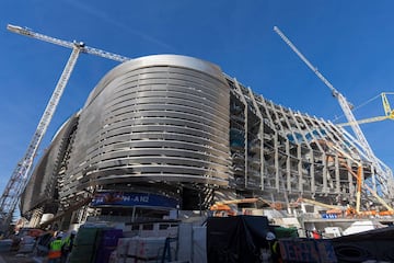 Las obras de remodelacin del estadio del Real Madrid siguen su curso sin descanso a pocos meses de su inauguracin. El club blanco presentado nuevas instantneas del interior y de la fachada del estadio.