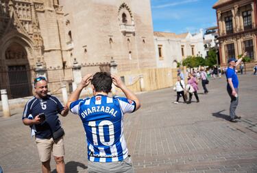 Aficionados con camisetas y banderas del conjunto donostiarra en las calles de la ciudad.