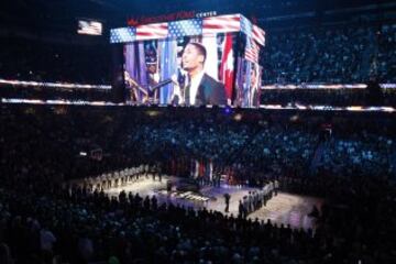  Jon Batiste cantó el himno de EE.UU.