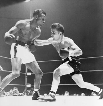 Jake LaMotta, 'Toro Salvaje', nació en Nueva York en 1921. Peleó en 106 combates de los que ganó 83 (30 por KO). Su gran rival fue Sugar Ray Robinson, al que ganó la segunda vez que se enfrentaron siendo el primer boxeador que conseguía vencerle. 
El 16 de junio de 1949 consiguió por KO el tí­tulo mundial de los pesos medios ante Marcel Cerdan. En la tercera defensa del título, el 14 de febrero de 1951, perdió ante Sugar Ray Robinson en una pelea que se bautizó como 'La matanza de San Valentín' debido a su crudeza. El 14 de abril de 1954 se subió al ring por última vez.
Después de su retirada compró un club nocturno. Tras perderlo por diversos problemas legales inició una carrera como comediante.
La película basada en su vida, Toro Salvaje, tuvo 8 nominaciones a los Óscar y se llevó 2 estatuillas (mejor montaje y mejor actor para Robert DeNiro).
En la imagen, 'La matanza de San Valentín´, en la que perdió el tí­tulo mundial de pesos medios ante Sugar Ray Robinson.
