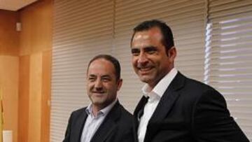 <b>NUEVO PROYECTO. </b>Agapito y Esnáider, en la presentación del argentino al frente del filial y la cantera.