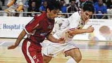 <b>PEOR TODAVÍA.</B> Óscar Redondo le ganó ayer ña partida a Lenisio y Martorell ganó en Murcia.