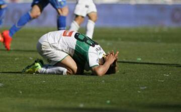 El delantero del Elche Crisitan Herrera se lamenta de una ocasión fallada. 