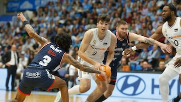 Hugo González ataca la canasta del Río Breogán.