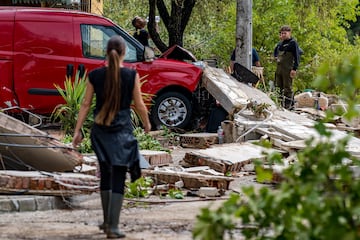 Un vehículo en una de las zonas afectadas por las inundaciones provocadas por la DANA en El Álamo, Madrid.