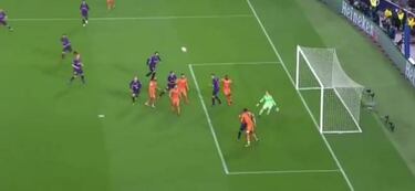 Iturralde: "No es penalti, es falta de Luis Suárez porque le pisa"