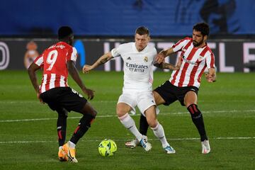 Toni Kroos entre Iñaki Williams y Raúl García.