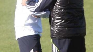Lass y Mourinho bromean en el entrenamiento.