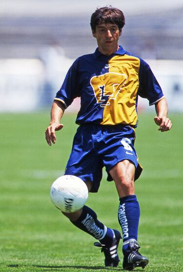 España tuvo dos periodos como futbolista de Pumas. En la temporada 1990-1991 ganó el título de liga y un año antes alzó la Copa Campeones de Concacaf.