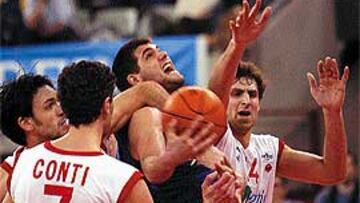 <b>IMPARABLES.</B> La defensa italiana se vio impotente para frenar el ímpetu del equipo estudiantil.