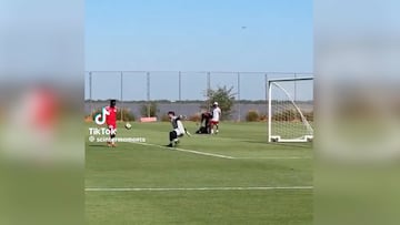 Durante un entrenamiento del Internacional de Porto Alegre, los colombianos se asociaron para terminar en una exquisita definición por parte de Johan, en la que expuso al arquero con una vaselina.