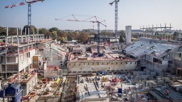 Imagen de las obras de la pista Philippe Chatrier de Roland Garros.