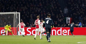 0-1. Karim Benzema marcó el primer gol.