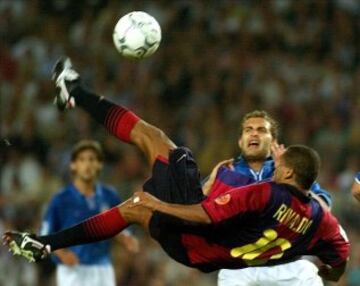 Barcelona-Valencia de Champions League en 2001. Impresionante chilena de Rivaldo.