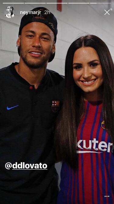 Neymar se luce con Demi Lovato en la grada