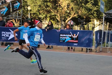 Monterrey vivió una fiesta importante con el Maratón Powerade, donde decenas de corredores desafiaron al frío para cumplir esta meta.