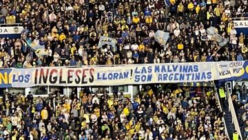 Central exhibe una bandera hablando de las Malvinas y burlandose de la reina de Inglaterra: “Chau vieja pu...”