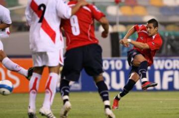 2009: En el Estadio Monumental de Lima, Chile rompió una racha de 24 años sin ganar en la capital peruana, y venció al 'Rimac' por 3-1. Sánchez, Suazo y Fernández anotaron para los dirigidos por Marcelo Bielsa. Descontó Johan Fano para los locales.