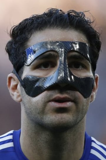Cesc Fabregas jugador del Chelsea con una máscara