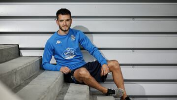Adrián Lapeña, central del Deportivo, posando para AS.