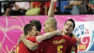 <b>FELICIDAD. </b>Los jugadores de la Selección española festejan el pase.