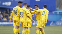 Los futbolistas del Alcorc&oacute;n celebran un gol.