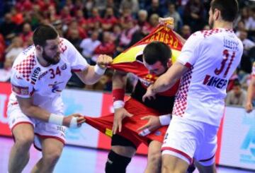 Si el árbitro lo permite, no hay duda de que esta defensa de los jugadores croatas sobre un jugador español en el Europeo de balonmano es la defensa perfecta. ¿Le dejaron algo de ropa?
