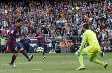 Leo Messi marca el 2-0.