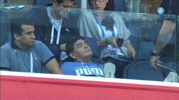 Maradona la grada del estadio San Petersburgo.