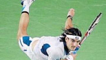 <b>ANTE EL MURO. </b>Robredo, lanzado, llega ante el muro: Federer.