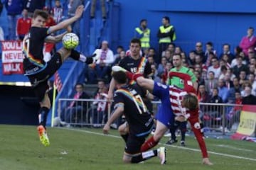 Fernando Torres intenta irse de dos jugadores del Rayo.