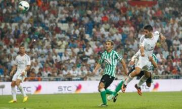 Real Madrid - Betis. 2-1. Segundo gol de Isco en un remate de cabeza.