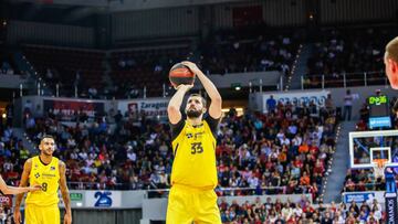 Nikola Mirotic se dispone a lanzar un tiro libre en el partido que enfrentó al Barcelona y el Zaragoza