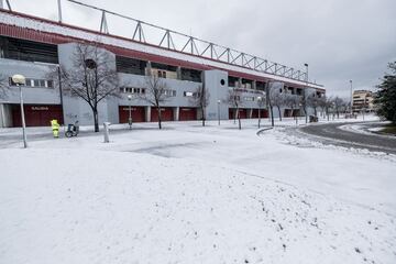 Los exteriores y accesos al estadio nevados