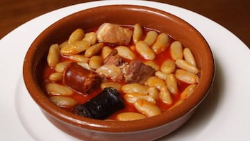 Fabada asturiana, plato m&aacute;s t&iacute;pico con las fabes