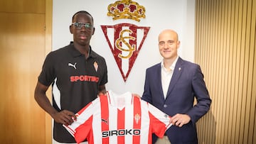 12-08-25. AMADOU MATAR POSA CON EL PRESIDENTE EJECUTIVO DEL SPORTING, DAVID GUERRA, TRAS FIRMAR SU NUEVO CONTRATO PROFESIONAL.