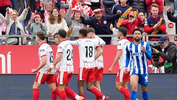 GIRONA, 08/11/2025.- Los jugadores del Girona celebran el gol de Viktor Tsygankov durante el partido de Liga Primera División entre el Girona FC - Alavés, en el estadio municipal de Montilivi. EFE/David Borrat.
