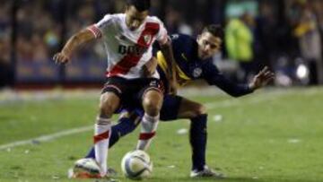 Leonel Vangioni y Fernando Gago disputan un bal&oacute;n en el &uacute;ltimo supercl&aacute;sico liguero.