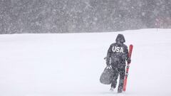 BEAVER CREEK, COLORADO - DECEMBER 03: A member of Team United States leaves the course after the Audi FIS Alpine Ski World Cup Men's Super G race at Beaver Creek Resort was canceled due to high winds and snow on December 03, 2023 in Beaver Creek, Colorado.   Christian Petersen/Getty Images/AFP (Photo by Christian Petersen / GETTY IMAGES NORTH AMERICA / Getty Images via AFP)