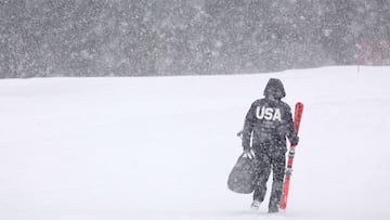 BEAVER CREEK, COLORADO - DECEMBER 03: A member of Team United States leaves the course after the Audi FIS Alpine Ski World Cup Men's Super G race at Beaver Creek Resort was canceled due to high winds and snow on December 03, 2023 in Beaver Creek, Colorado. Christian Petersen/Getty Images/AFP (Photo by Christian Petersen / GETTY IMAGES NORTH AMERICA / Getty Images via AFP)
