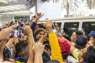 El Aeropuerto Internacional de la Ciudad de México vivió minutos caóticos ante la llegada del guardameta mexicano, ahora elemento de Las Águilas.