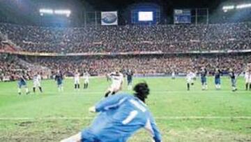 <b>KANOUTÉ SUMA 14. </b>El delantero marcó ayer los dos primeros goles del Sevilla, el segundo de penalti engañando a Aouate.