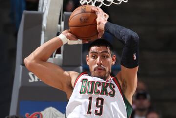 El mexicano fue enviado a los Bucks en un movimiento que incluía a nombres de la talla de J.J. Reddick y Tobias Harris. Solo vio acción en 12 duelos, pero fue en Milwaukee donde consiguió disputar unos playoffs, con tres juegos disputados.