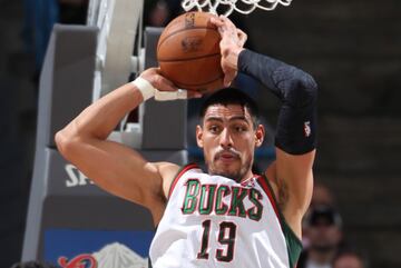 El mexicano fue enviado a los Bucks en un movimiento que incluía a nombres de la talla de J.J. Reddick y Tobias Harris. Solo vio acción en 12 duelos, pero fue en Milwaukee donde consiguió disputar unos playoffs, con tres juegos disputados. 