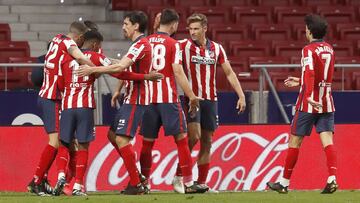 Los futbolistas del Atlético celebran un gol al Athletic.