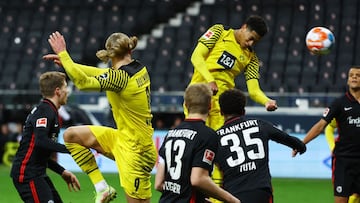 Jude Bellingham, jugador del Borussia Dortmund, remata de cabeza para marcar ante el Eintracht Frankfurt en Bundesliga.