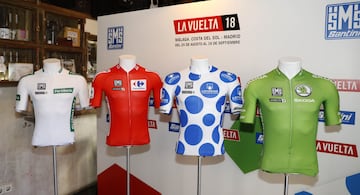 Rojo, verde, blanco y blanco con puntos azules volverán a ser los colores que portarán los ciclistas más importantes de la Vuelta a España. La ronda española presentó en La Bicicleta Café de Madrid los maillots que se enfundarán los líderes de las cuatro 