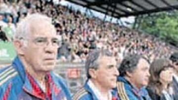 Luis Aragonés y el resto del banquillo español