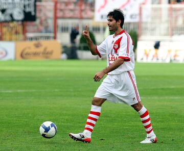 Otra perla de la cantera madridista que pasó por el Rayo Vallecano. El equipo franjirrojo acababa de ascender a Segunda. En el club franjirrojo fue donde practicó su mejor fútbol, siendo habitualmente titular en la delantera del equipo, y gracias a sus goles el equipo consiguió el ascenso. 